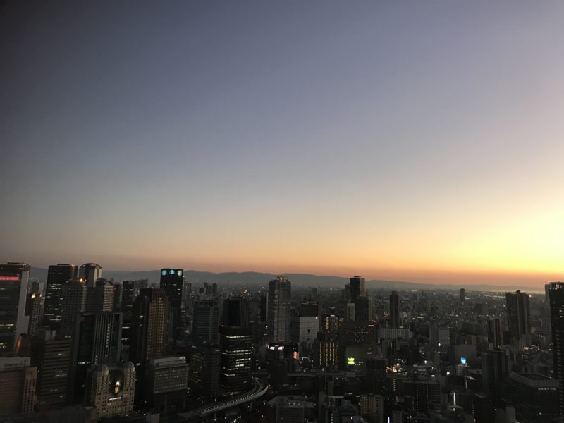 梅田スカイビルの空中庭園庭園展望台から見る夕焼け