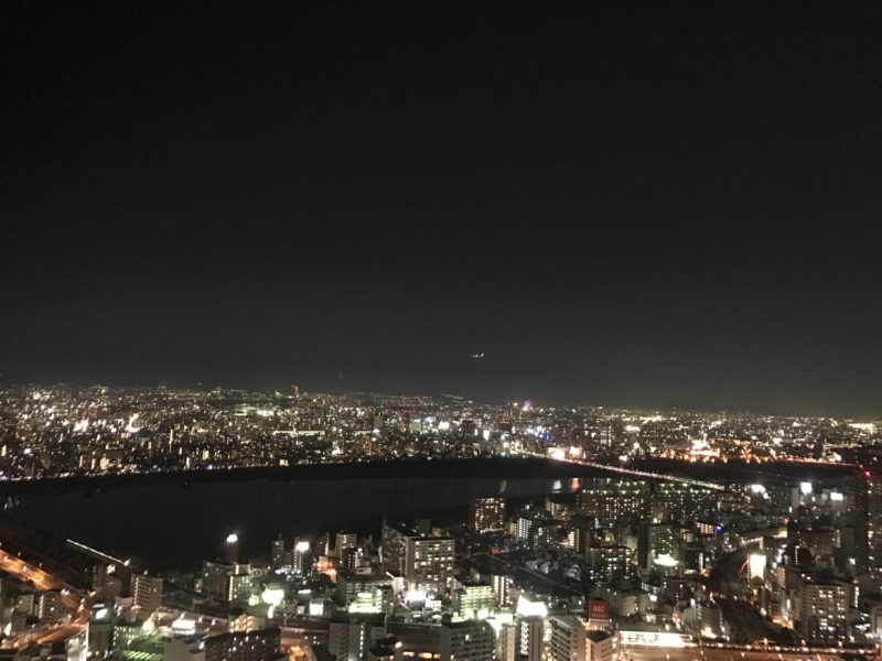 梅田スカイビルの空中庭園展望台から見る夜景